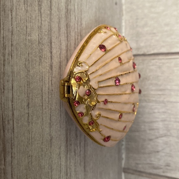 Gorgeous clam shell ring box - Picture 4 of 5